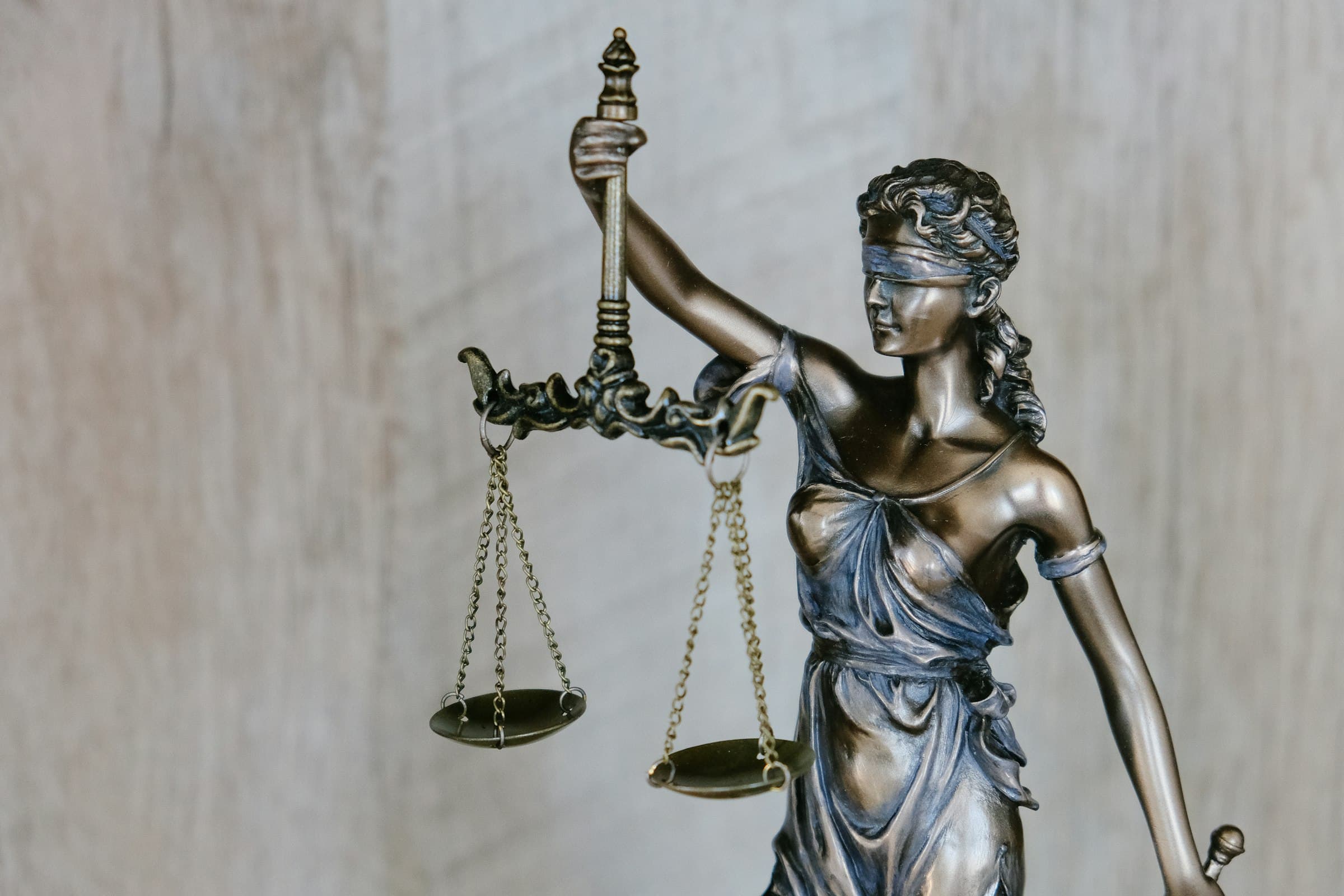 Estátua de Têmis, a deusa da justiça, segurando uma balança de bronze